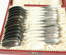 12 alte silberne Teelöffel im