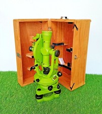 Theodolit mit Holzkiste &