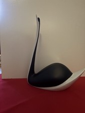 Porzellan Schwan Von Royal Dux. Schwarz-weiß teils Glasiert porzellan.