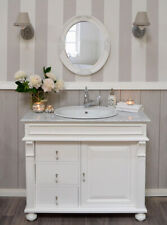 Klassischer Waschbeckenunterschrank im Landhausstil mit Marmorplatte