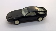 Herpa Porsche 928 S mit Front- und Heckspoiler schwarz mit weißen Felgen (41)
