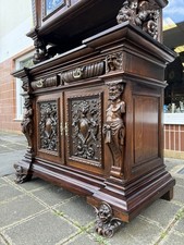 Museale Historismus Vitrine Glas geätzt Buffet Gründerzeit Anrichte Figuren Nuss