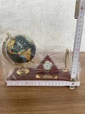 Tischuhr mit Globus & Stifthalter – Weltkarte Büro Deko Geschenk