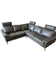 graue Ledercouch mit Motor rechts