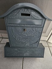 Briefkasten mit Zeitungsrolle