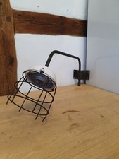 Schöne alte Hoflampe Wandlampe Keramik Emailschirm Glaskolben mit Eisengestell