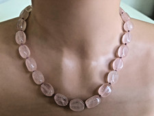 Vintage-Halskette. Stein: Rosenquarz. Länge: min. 56 cm. Breite: max. 0,9 cm.