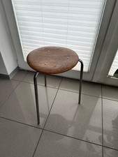 Hocker Stahlrohr Dreibein Designklassiker – Stahlrohr & Holzsitz Eiche