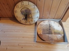 Zwei elegante Wanduhren mit