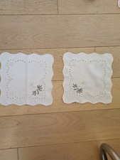 2 Weihnachtsdeckchen viereckig