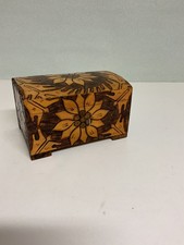 Alte Holzbox mit Schnitzerei