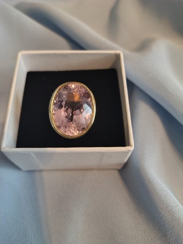 Ein atemberaubender ring mit - ein,