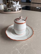 Meissen Porzellan, Neuer Ausschnitt „Roter Rand“, Senf- / Gewürzdose mit Löffel