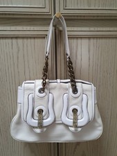 Mittelgroße cremeweiße