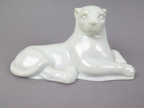 Porzellanfigur liegender puma - porzellanfigur,