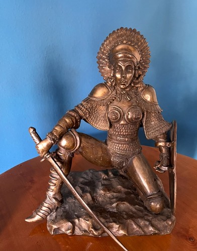 Skulptur kriegerin mit schwert - skulptur,