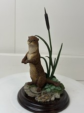 Country Artists Otter stehend CA498 Figur mit Rohrkolben auf Holzlynth