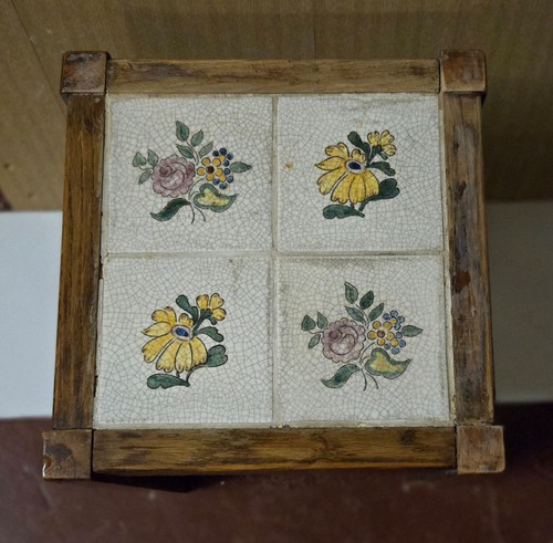 Alter blumenhocker kachheln - blumenhocker,