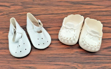?? Vintage Puppenkleidung: ? 2 Paar PUPPENSCHUHE weiß Kunstst./Leder - 1960er