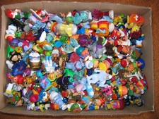 Ü-Eier-Sammlung+++Konvolut von Figuren (HPF, Kugelkopf-, Steck- Plüschfiguren)