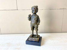 Skulptur Junge mit Zigarette aus Bronze auf Marmor nach Schmidt Felling