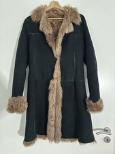 Cozy Chic: Edler schwarzer Lammfellmantel von Prandina, kuschlig und warm