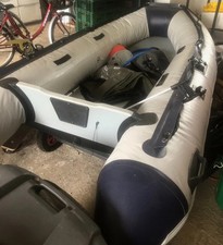 Schlauchboot mit Slipwagen Ruder Elektromotor Batterie und Batteriekasten