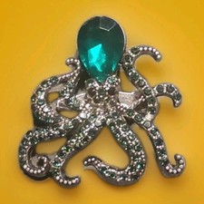Wunderschöne Brosche Oktopus/Tintenfisch, versilbert mit grünen Strasssteinen!