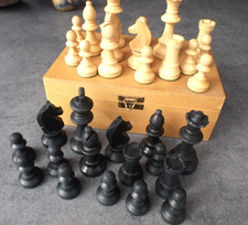 Schachfiguren im Holzkasten . Bauer 3,8 cm Dame 7,6 cm hoch.