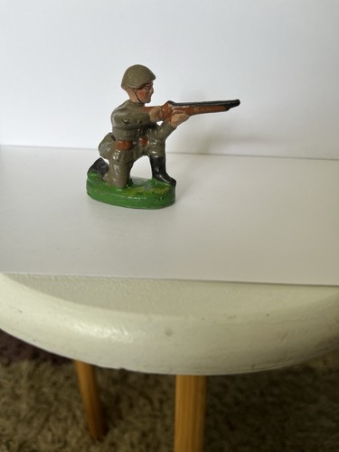 Soldat kniend schießend - , nva
