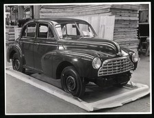 Fotografie Morris Minor, Versandfertig zusammengebaut auf einer Versandpalette 