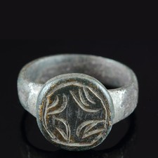 Gotischer Bronzering mit pflanzenartigem Vierpass-Motiv, 13.–15. Jh. n. Chr.