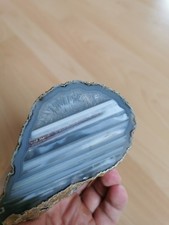 Mehrschichtige Achat-Geode mit Kristalldruse