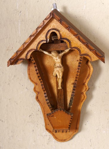 Holzkruzifix mit schützendem
