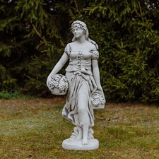 Frau bei der Weinlese