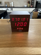 KARLSSON LED Cube Uhr im Holzdesign mit Datumsanzeige