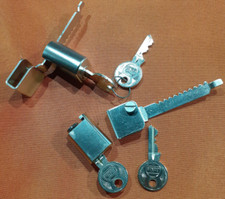 2 x JuNie 2999 Vitrinenschloss