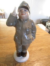 Alte Porzellanfigur der brave