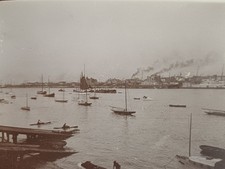 Segelboote vor Stadtpanorama Bootsrennen Regatta sehr altes Foto