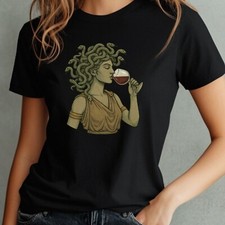 T-Shirt Medusa trinkt Wein –