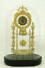 DIREKTORIE EMPIRE FEUERVERGOLDETE BRONZEUHR mit GLASDOM um 1800 