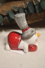 Kleiner liegender Schneemann