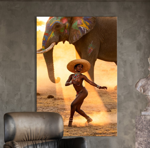 Afrikanische frau tanzt neben - afrikanische,