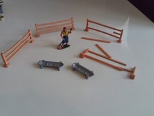 TIMPO TOYS FECHTMÄDCHEN MIT HEUGABEL UND TRÖGEN