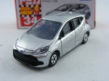 Toyota Aqua in silber, Takara