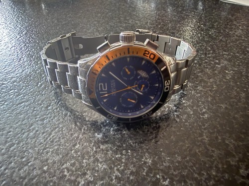 Dies ist eine herrenarmbanduhr - ist,