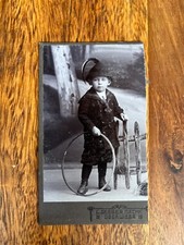 (RB)2024-64, Foto, CAB, Portrait, Kleinkind mim Jäger Kleidung, Oberwiesa 1900