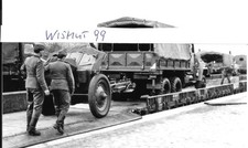 NVA-Foto DDR Oldtimer VEB IFA LKW G 5 Pritsche mit Kanone beim Bahnverladen