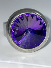 Ring,rund mit lila Stein