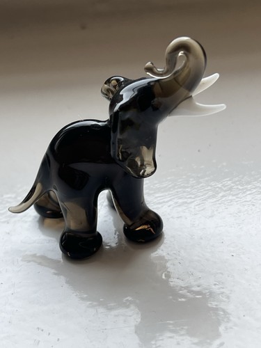 Ein kleiner schwarzer elefant - kleiner,